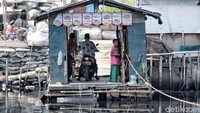 Dian memang bukan satu-satunya anak yang terpaksa bekerja untuk membantu meringankan beban keluarganya. Tapi disadari atau tidak kisah hidup Dian mengajarkan untuk selalu bersyukur dan tidak pernah putus asa menggapai cita-cita.