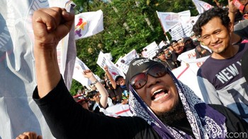 Mereka berorasi di sepanjang jalan menuju Istana Negara.