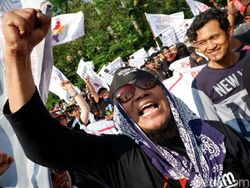 Penjual SIM Card Serbu Istana Negara