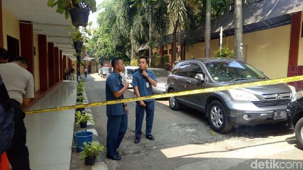Garis polisi terpasang