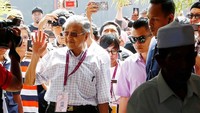 Usai pantau pemilu di Langkawi, Mahathir Mohammad melanjutkan perjalanan ke Alor Setar, Kedah untuk menggunakan hak suaranya disana. Lai Seng Sin/Reuters.