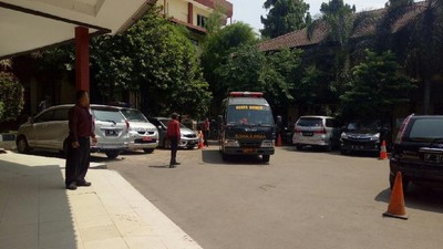 Momen 6 Kantong Jenazah dari Mako Brimob Diturunkan di RS Polri