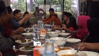 Saat kedatangan tamu Habib Abdulloh Bin Abdurrahman Alaydrus dan keluarga, Ahok mengajaknya makan siang bersama dengan lauk super lengkap. Foto: instagram @basukibtp