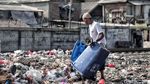 Foto: Lautan Sampah di Pinggir Rel Kereta Kampung Bahari Jakut