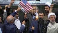 Sejumlah anggota Parlemen Iran ramai-ramai membakar bendera Amerika Serikat di sela sidang. Aksi tersebut dilakukan sebagai protes atas keputusan Presiden Amerika Serikat Donald Trump untuk mundur dari kesepakatan nuklir dengan Iran. (Foto: Dok. Iran Parlemen via Express)