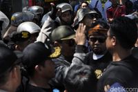 Massa Pro-Kontra Bupati Cianjur Berhadapan, Akses Jalan Ditutup