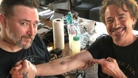 Robert Downey Jr memamerkan tato yang dibuatnya dalam rangka merayakan 10 tahun Marvel. (Dok. Instagram/robertdowneyjr)