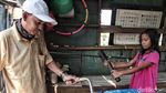 Berkenalan dengan Gadis Cilik Penarik Perahu Eret di Cilincing