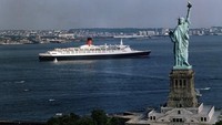 Traveler yang berkunjung ke kapal pesiar QE2 berkesempatan untuk berjalan di dek yang sama seperti Nelson Mandela dan David Bowie. Saat QE2 di New York (CNN Travel)