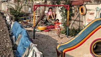 Hari libur juga menjadi waktu yang paling ditunggu anak-anak di daerah sekitar Kampung Bahari untuk bermain ayunan maupun perosotan di taman bermain ini.