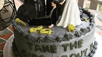 Waduh! Kue ini mengibaratkan mantan pasangan sebagai sampah yang perlu dibuang. Lihat saja tuh aksi mempelai wanita menarik kerah baju pasangannya. Kue ini dibuat @dstreats102. Foto: Istimewa