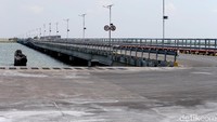 Jokowi berharap kawasan industri JIIPE dapat mendongkrak ekspor dan investasi Indonesia ia tak ingin ekspor Indonesia kalah dengan negara tetangga.