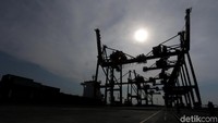 Pelabuhan ini memang terlihat modern dan futuristik. Crane besar yang kebanyakan impor dari Eropa sudah beroperasi sejak akhir 2014 untuk melayani bongkar muat barang kapal-kapal domestik.