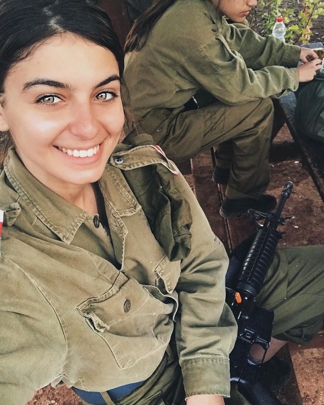 Meskipun banyak wanita Israel lainnya yang terpaksa menjalani program tersebut, Noa tampaknya menangani tugasnya dengan baik dan berbagi kehidupannya di kamp militer melalui jaringan sosialnya. Foto: Instagram
