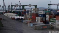 Mengusung konsep green port dan mengurangi tingkat emisi gas buang, pihak pengelola Teluk Lamong tak memperbolehkan kontainer yang menggunakan bahan bakar selain gas untuk masuk ke area pelabuhan.
