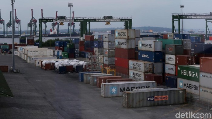 Terminal Teluk Lamong milik PT Pelindo III ini beroperasi secara semi otomatis dan sistem pengoperasiannya menggunakan komputerisasi, minim tenaga manusia.