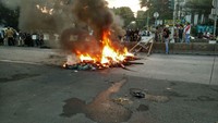 Foto: Ada puluhan orang warga yang berada di lokasi pembakaran ban pada Rabu (9/5/2018) sekitar pukul 06.00 WIB. Aksi pembakaran ban dilakukan di tengah Jalan Sultan Iskandar Muda.  Fotografer: Carlo Venansius Homba/detikcomFotografer: Carlo Venansius Homba/detikcom