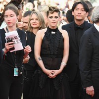 Selain Cate, hadir pula deretan selebriti dunia lainnya, seperti Kristen Stewart. Ia memukau dalam balutan gaun Chanel yang dipercantik dengan aksen ruffle. (Foto: Getty Images)