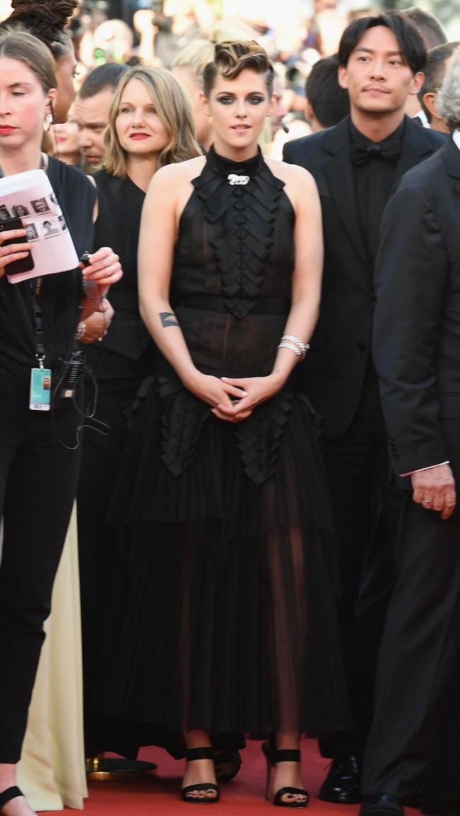 Selain Cate, hadir pula deretan selebriti dunia lainnya, seperti Kristen Stewart. Ia memukau dalam balutan gaun Chanel yang dipercantik dengan aksen ruffle. (Foto: Getty Images)