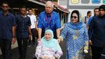 Foto: Bersama Ibunya yang Berkursi Roda, PM Najib Datang ke TPS