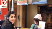 Masih di Jepang, Erin mencicip melon pan di kawasan Sensoji Temple Asakusa Kannon-Do. Wah, pasti enak disantap hangat-hangat! Foto: Instagram erintaulany