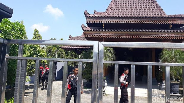 50 Polisi Jaga Gudang yang Diduga Tempat Pengoplosan Beras