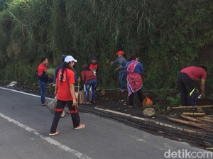 Naik Gunung Zaman Now, Wisatawan Diajak Tanam Edelweis