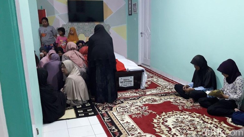 Jenazah Briptu Fandi Dimakamkan di Magelang Jenazah Briptu Fandi Dimakamkan di Magelang