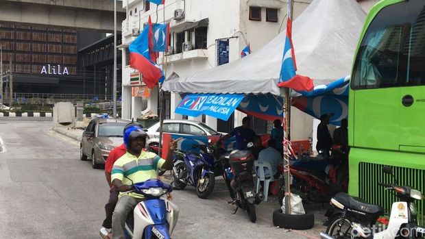 Posko koalisi BN yang tadi pagi berada tak jauh dari TPS ini juga sudah dibongkar