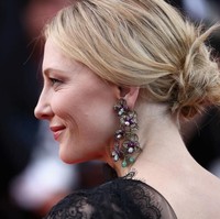 Begitu pula gaya rambutnya yang tampil dengan hair-do simpel namun tetap chic. Tampaknya Cate ingin bernostalgia lewat gayanya. (Foto: Getty Images)