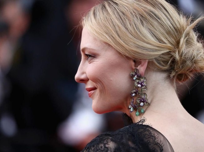 Begitu pula gaya rambutnya yang tampil dengan hair-do simpel namun tetap chic. Tampaknya Cate ingin bernostalgia lewat gayanya. (Foto: Getty Images)