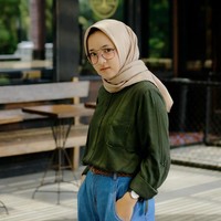Nisa Sabyan sering mengunggah foto-foto OOTD dengan berbagai gaya modis. Lulusan pesantren itu memiliki gaya yang simple sesuai usianya yang masih muda. Foto: Instagram/nissa_sabyan