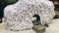 Yasui Kompira-gu Shrine adalah kuil batu yang memiliki lubang di tengahnya. Berlapiskan ribuan kertas permohonan berwarna putih, kuil ini punya mitos tentang hubungan. (standing_double/Instagram)