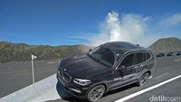 Pada helatan BMW Destination X yang keempat ini, All new BMW X3 disiksa di land of sand atau pasir berbisik Gunung Bromo. BMW seri X terbaru ini melintas area buatan BMW Group Indonesia yaitu rollers climb, angular climb, balance bridge, angled climb, wheel climb, sampai drifting. Foto: Ruly Kurniawan