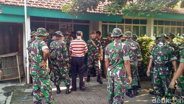 Warga Lempar Batu, Aparat TNI Mulai Bongkar Rumah di Tanah Kusir