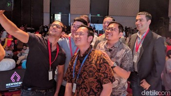 Di acara NextICorn yang digelar di Nusa Dua, Bali, para bos startup unicorn ini berada di satu panggung. Momen langka ini pun diabadikan melalui selfie bersama. Andai potret selfie ini dihargai berdasarkan valuasi minimal masing-masing keempat unicorn tersebut (Rp 14 triliun), boleh dibilang ini adalah potret selfie mahal bernilai Rp 56 triliun, bahkan lebih! Foto: Adi Fida Rahman/detikINET
