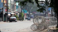 Tampak tak ada aktivitas sama sekali di toko-toko yang terletak di depan dan sekitar Mako Brimob tersebut, Rabu (9/5/2018).