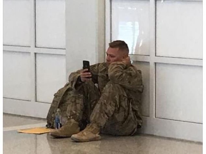 Brooks Lindsey, tentara yang viral karena melihat kelahiran anak lewat video call. Foto: Dok. Facebook Brooks Lindsey, tentara yang viral karena melihat kelahiran anak lewat video call. Foto: Dok. Facebook
