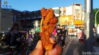 Atau, traveler bisa coba ayam berbumbu micin pedas yang enak ini. Harganya sekantung besar, cuma 15 Yuan (sekitar Rp 30 ribuan). (Wahyu/detikTravel)