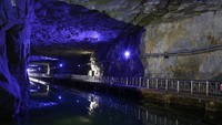 Kini Jhaishan Tunnel dipercantik dengan jembatan dan lampu-lampu berwarna. (yulong.hwang/Instagram)