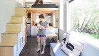 Selanjutnya Samantha dan Robert Garlow dari SHEDsistence mendesain dan membangun rumah kecil sendiri seluas 204 m2 untuk tinggal bersama kucing mereka dan seorang bayi. Sejauh ini mereka menikmati tinggal di rumah kecil mereka dengan seorang bayi, dan ruang kecil membuatnya mudah bagi pasangan untuk mengawasinya. Inhabitat/Istimewa.