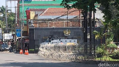 Foto: Kawat Berduri dan Barracuda di Depan Mako Brimob