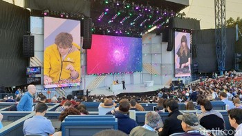 Acara pembukaan Google I/0 2018 berlangsung di Shoreline Amphiteather di Mountain View, tidak jauh dari markas besar Google. Tampak pengunjung dihibur dengan musik sebelum acara dimulai. Bukan sembarang musik, melainkan dihasilkan oleh teknologi machine learning. Foto: detikINET/Fino Yurio Kristo