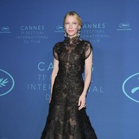 Untuk momen istimewa itu, Cate Blanchett mengandalkan gaun lace hitam Armani Prive. Merasa familiar dengan gaun yang satu ini? (Foto: Getty Images)