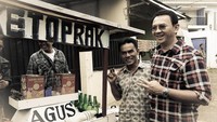 Berpose di depan gerbobak ketoprak, Ahok mengajak penjualnya juga berpose bersama. Jangan cuma foto, beli juga ya Pak Ahok! Foto: instagram @basukibtp