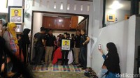 Terdengar tangisan dari sejumlah orang yang berada di lokasi. Belum ada keterangan dari pihak keluarga terkait meninggalnya Bripka Deni.  (Foto: Samsudhuha Wildansyah/detikcom)