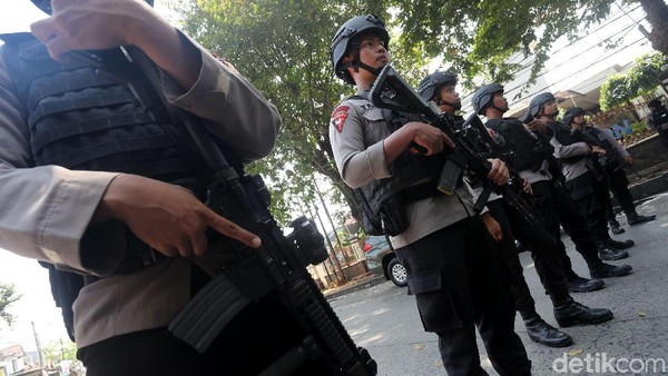 Polisi Bersenjata Lengkap Perketat Penjagaan di Mako Brimob