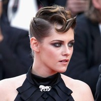 Turut menyempurnakan gayanya, hair-do Kristen Stewart yang bernuansa retro. Tidak ketinggalan, smokey-eyes yang semakin mempertegas aura seksinya. (Foto: Getty Images)