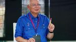 Foto: Bersama Ibunya yang Berkursi Roda, PM Najib Datang ke TPS