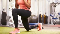 Latihan berikutnya adalah lunge. Caranya berdiri dengan kedua kaki, kemudian tarik kaki kiri Anda ke belakang dan tekuk lutut Anda. Jangan lupa untuk menjaga punggung Anda tetap lurus saat turun. Ulangi hal yang sama dengan kaki yang lain. Foto: Thinkstock